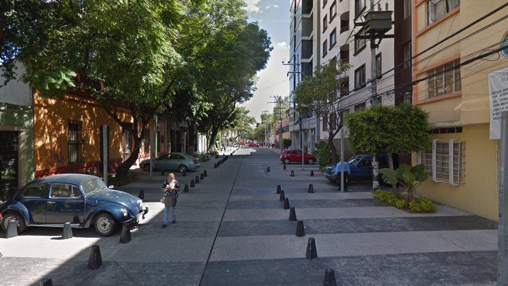 El mismo corredor peatonal, contraplano
