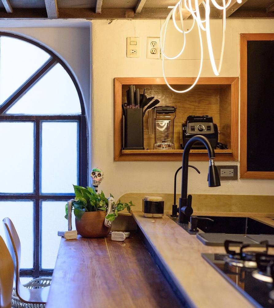 Cocina con ventana de arco y neón