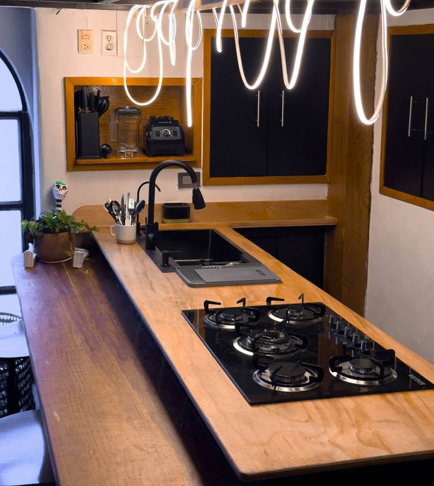 Barra de cocina con el neón grande