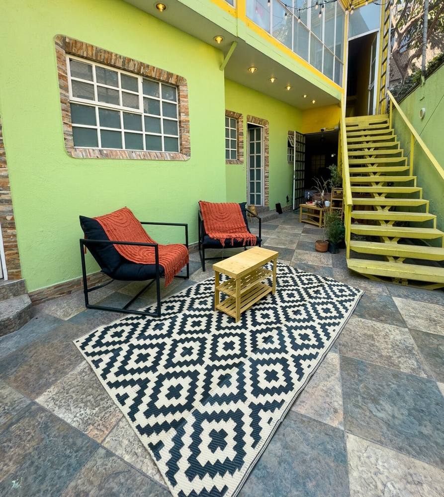 Patio · escalera amarilla y tapete geométrico