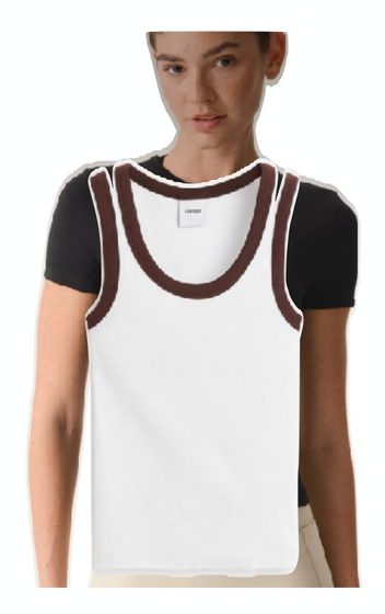 Tank blanco con ribete café sobre playera negra
