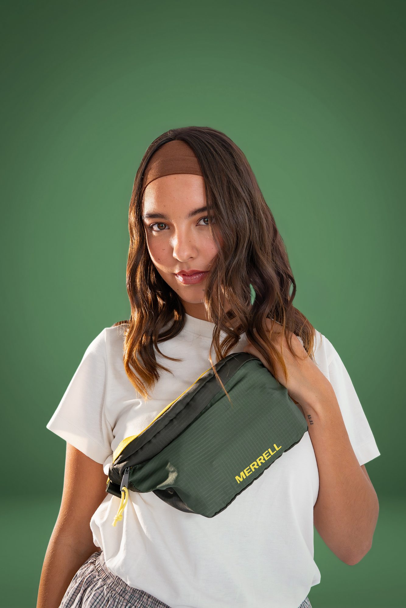 FOTO · ESTUDIO · MEUH553965 Mujer verde