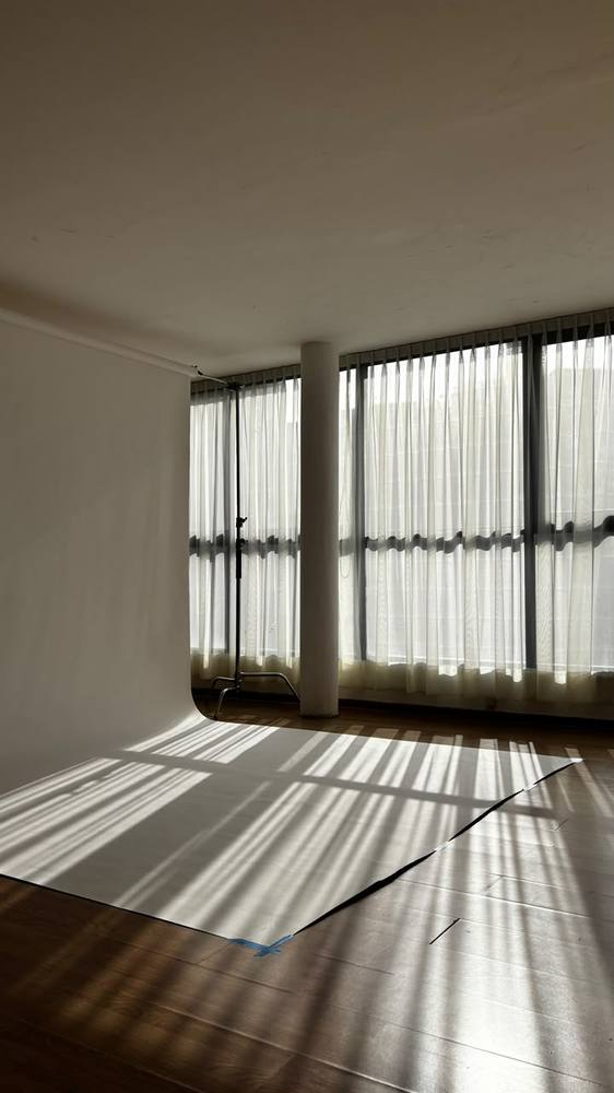 Ciclorama de piso con la luz natural filtrada por la cortina