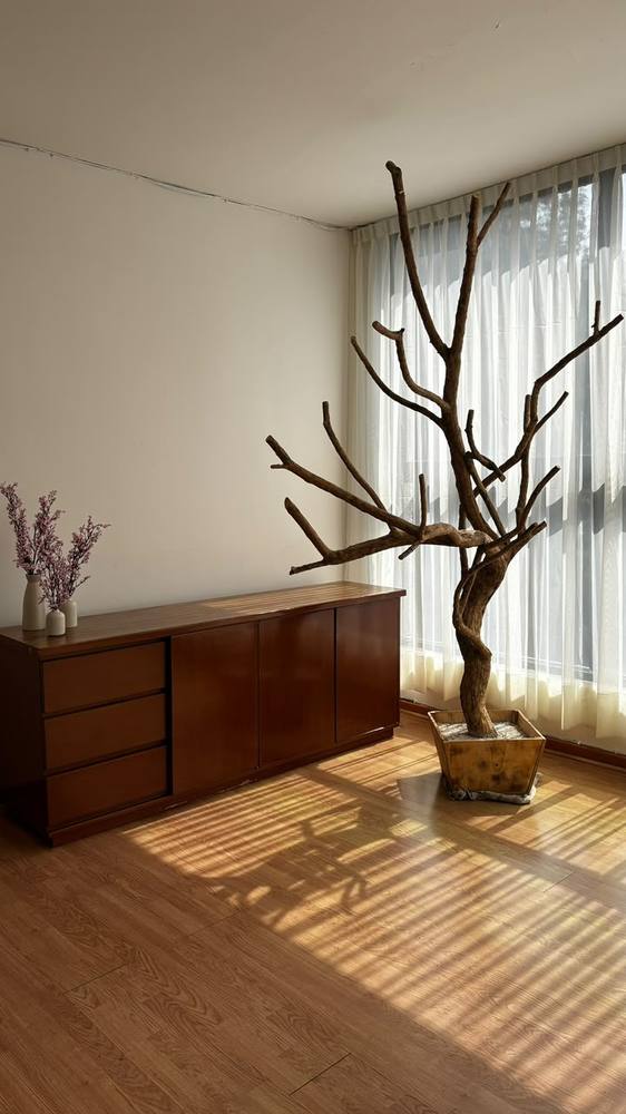 Árbol seco y credenza · fondo alterno