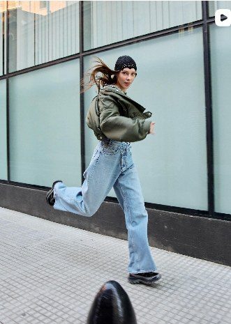 Paso junto a una vitrina