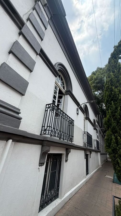 Fachada porfiriana con balcones de herrería