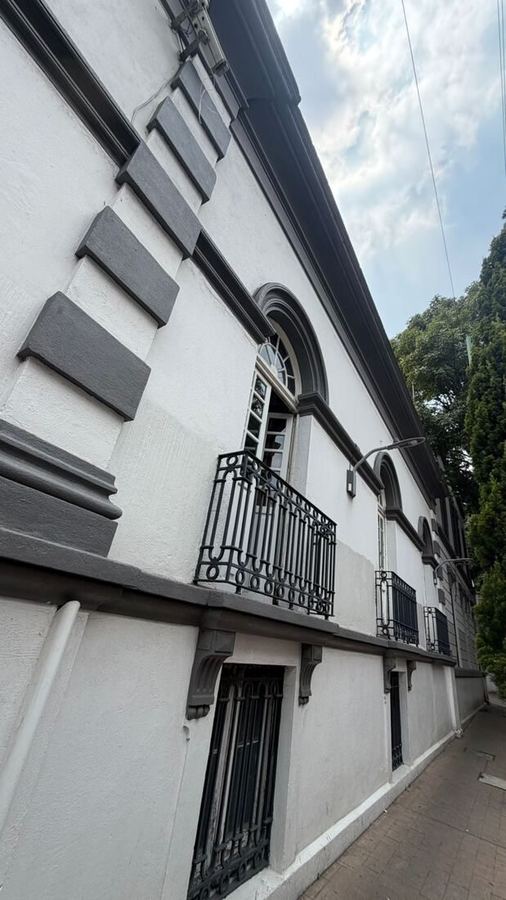 Fachada porfiriana con balcones de herrería