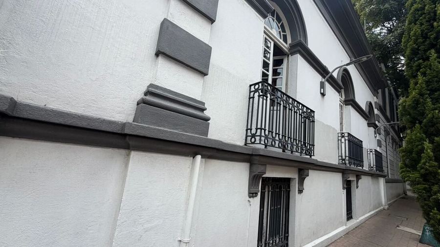 Fachada porfiriana con balcones de herrería