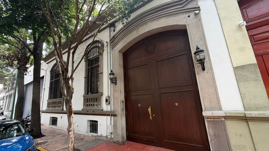 Portón principal de madera, no. 83