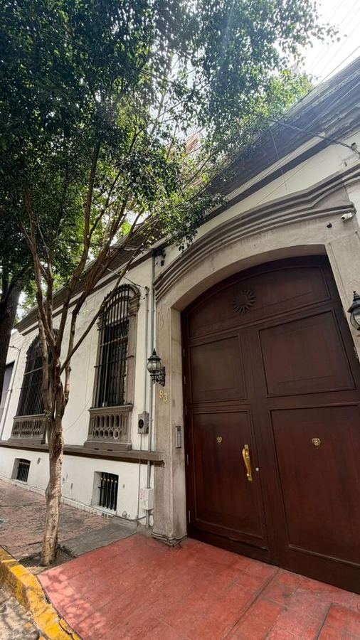 Portón principal de madera, no. 83
