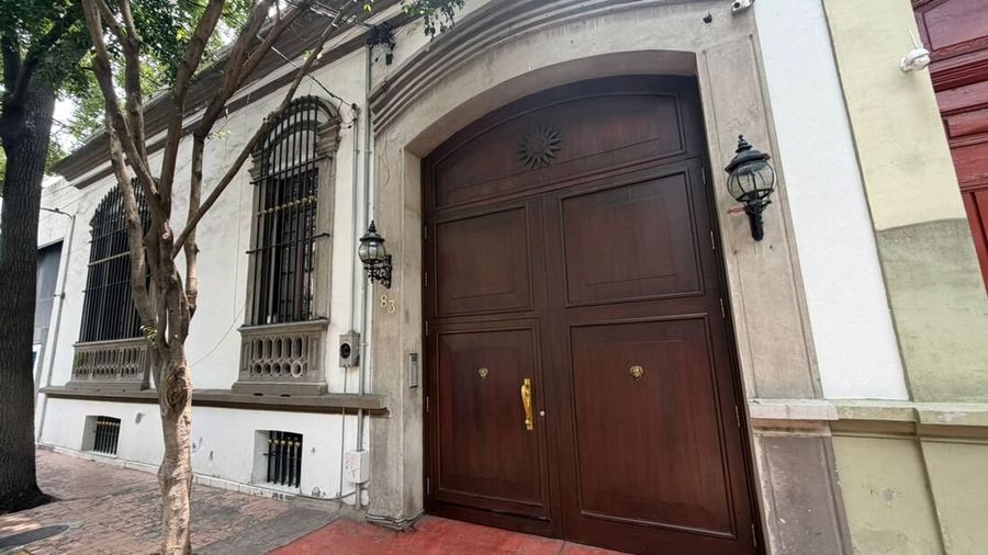 Portón principal de madera, no. 83