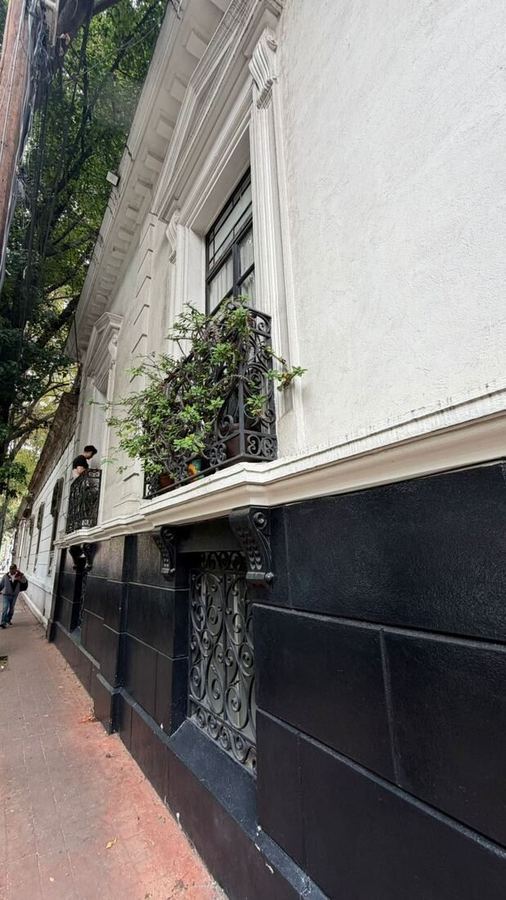 Base negra, balcón con macetero de herrería