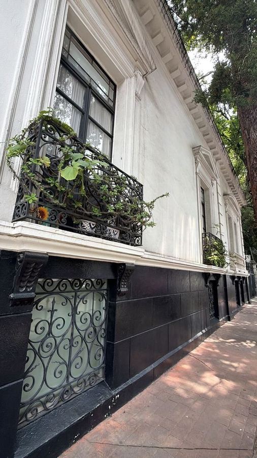 Base negra, balcón con macetero de herrería