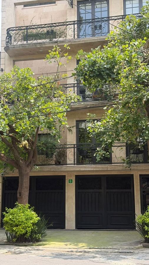Edificio boutique de piedra, no. 18