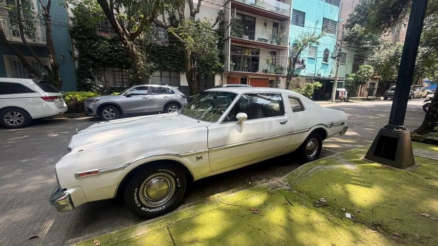 Escena de calle, auto clásico y fachadas de color
