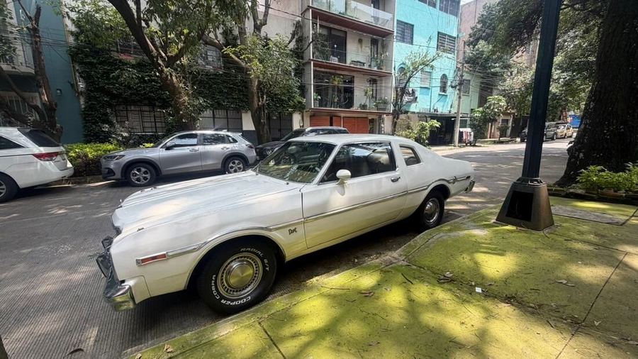 Escena de calle, auto clásico y fachadas de color