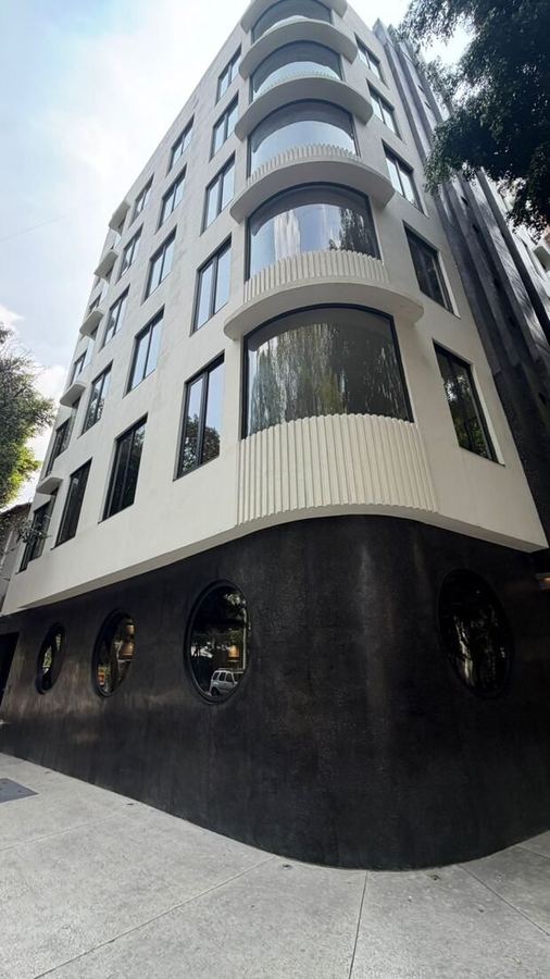 Edificio art-decó en esquina, ventanas circulares