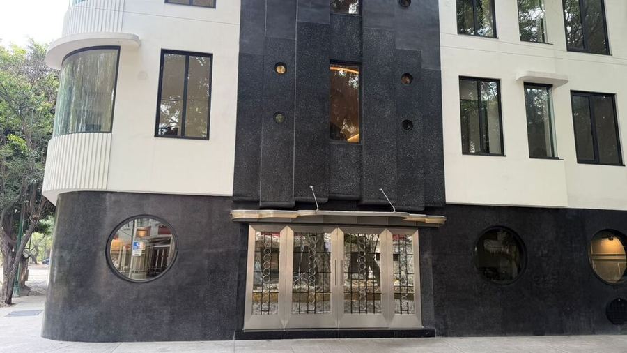 Edificio art-decó en esquina, ventanas circulares