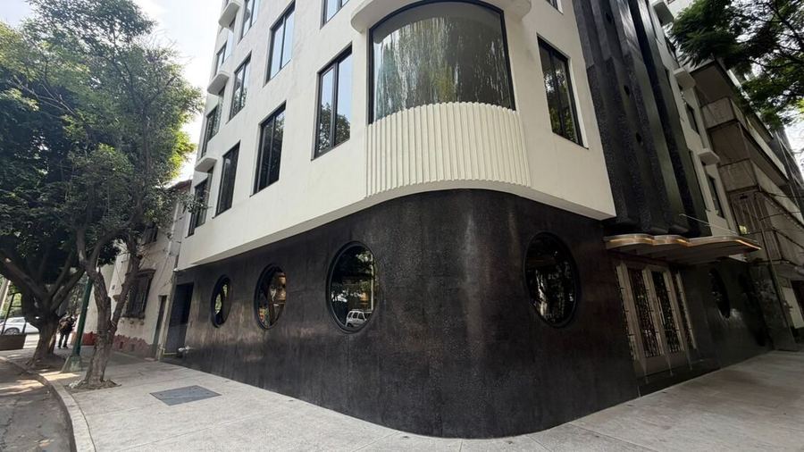 Edificio art-decó en esquina, ventanas circulares